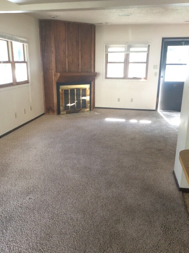 Building Photo - SPACIOUS 3 BEDROOM w/ IN UNIT LAUNDRY!-123...