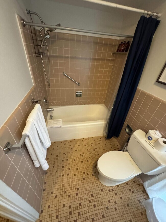 Building Photo - 305 Indian Creek Dr E