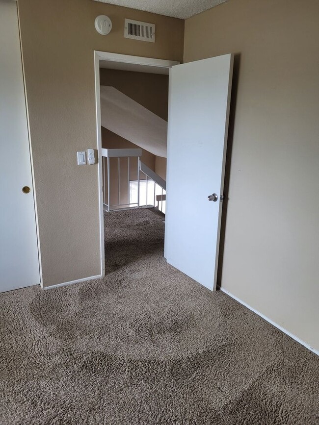 Building Photo - Spacious Home In A Great Location