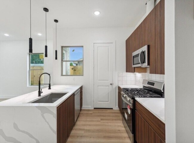 Building Photo - 7418 Maxroy St