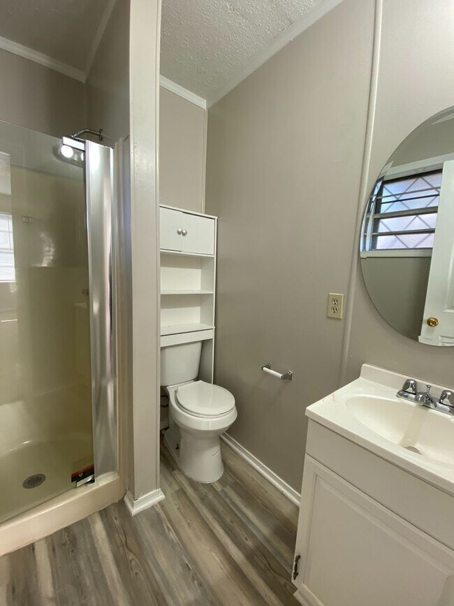 Building Photo - Huge 4 Bedroom in West Tulsa