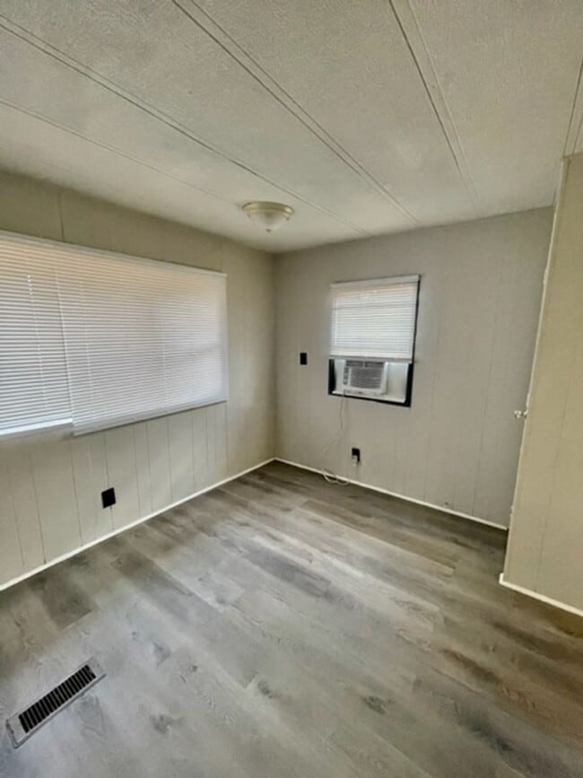 Building Photo - Must see this adorable 3 bedroom 1.5 bath Moble Home located it Dallas