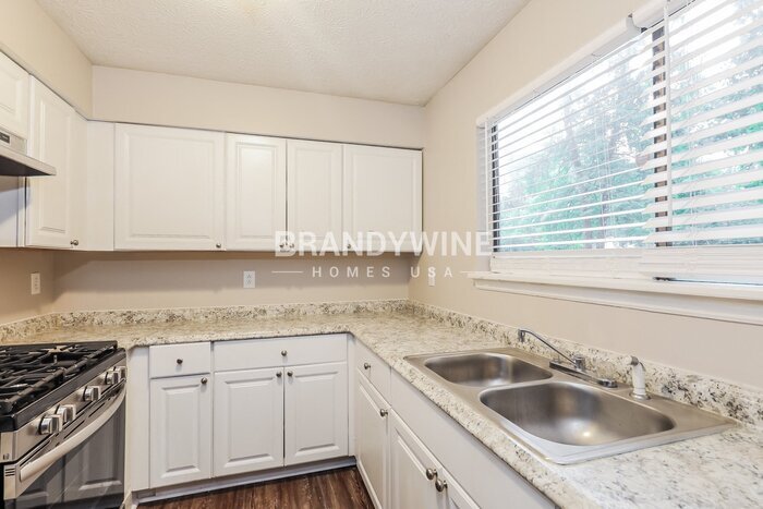 Building Photo - 9347 Forest Knoll Dr