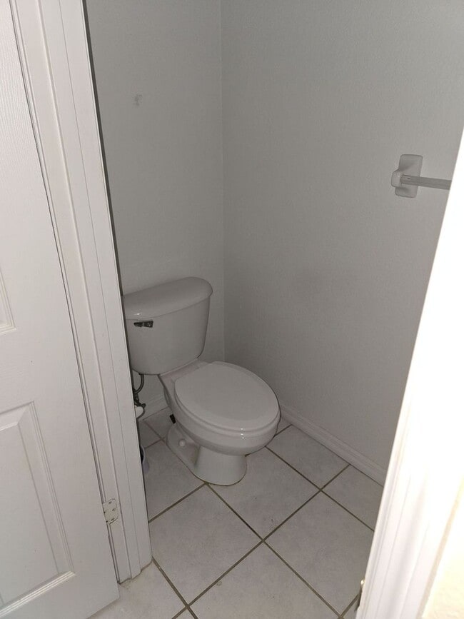 Building Photo - Charming 2 bedroom, 1.5 bathroom, 2 story ...
