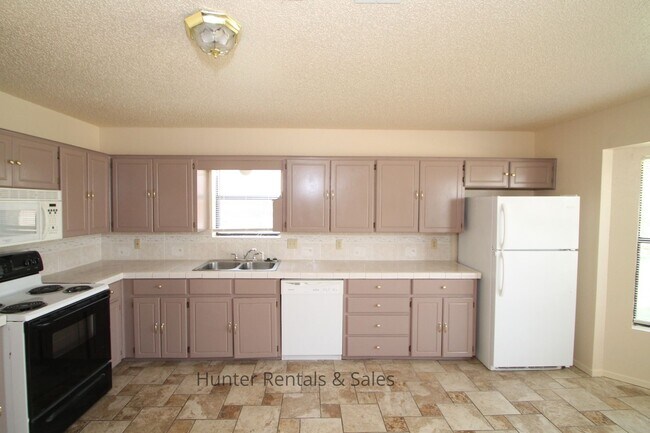 Building Photo - Winfield Estates!