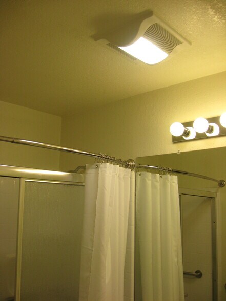 Masterbedroom modern restroom - 6999 Rodling Dr