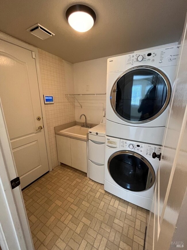 Building Photo - 7216 Roxanne Ln