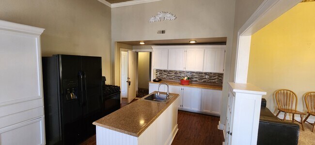 Building Photo - 403 14th St