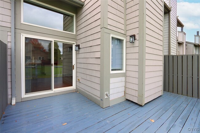 Building Photo - 442 Summerhaven Dr N