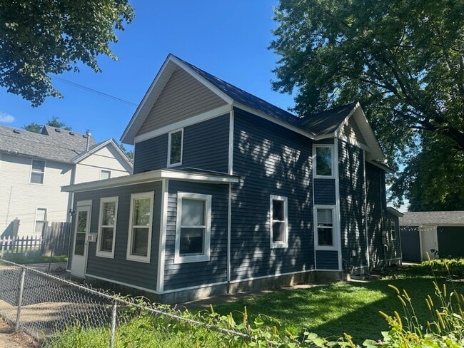 Building Photo - 816-18 1/2 18 1/2 Ave NE