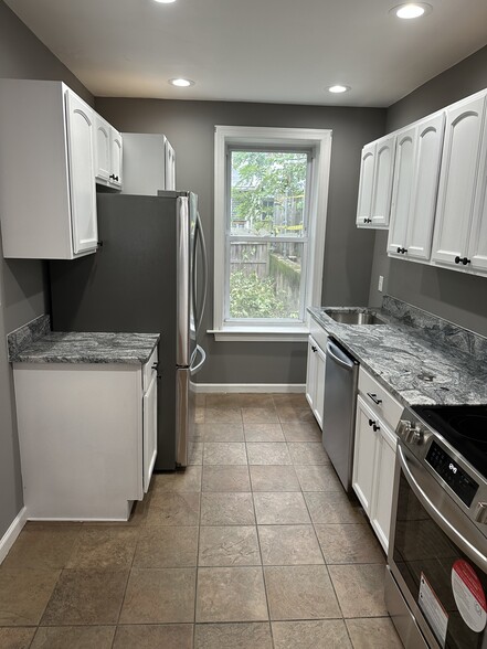 Building Photo - 204 Baldwin St