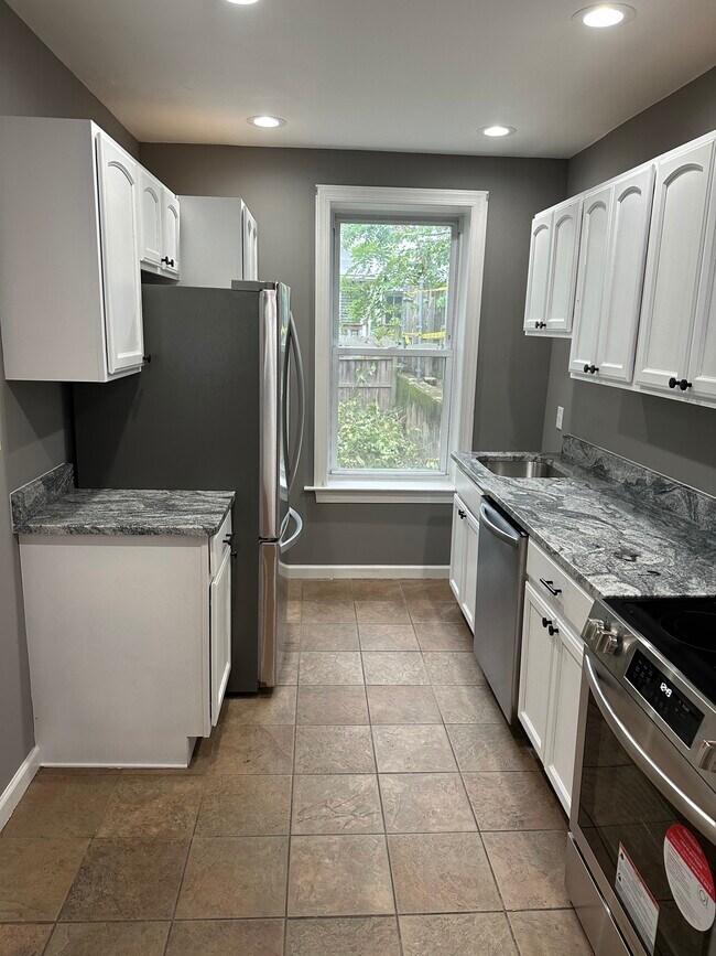 Building Photo - 204 Baldwin St