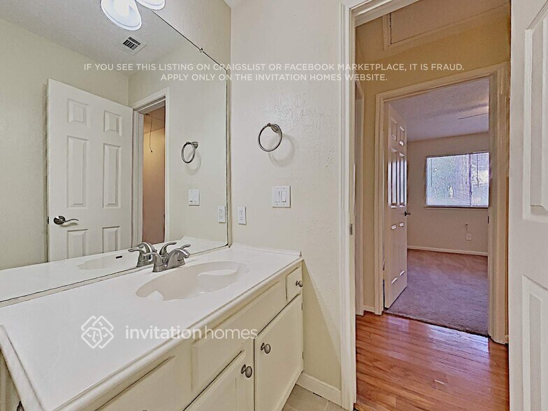 Building Photo - 110 S Village Knoll Cir