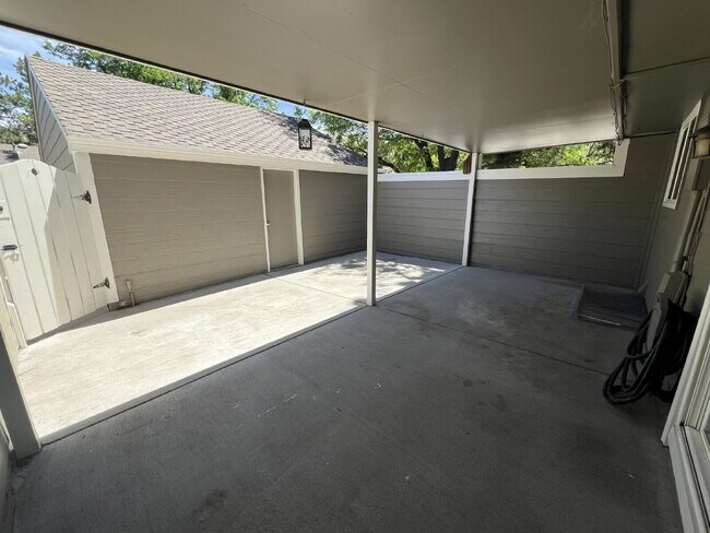 Building Photo - 7052 E Briarwood Dr