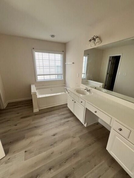 Building Photo - 915 Wendlebury Ct