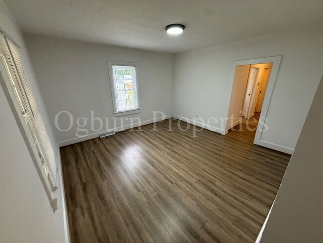 Building Photo - 3867 Leo St