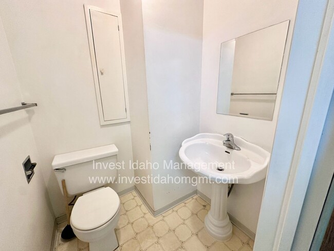 Building Photo - 2518 W Orchard Ave