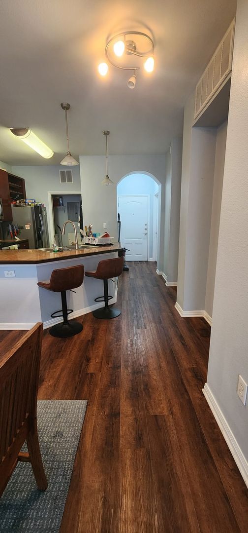 Building Photo - 2/2 Apartment Walking Distance from UT