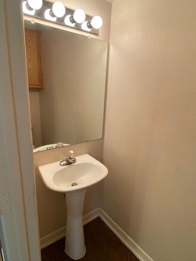 Building Photo - 2 BEDROOM 2.5 BATH TOWNHOME