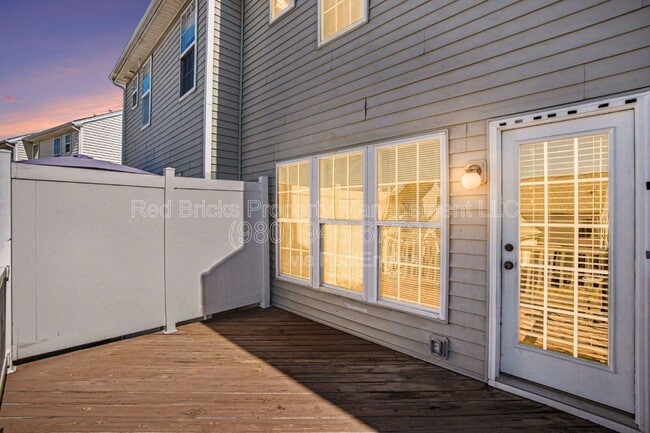 Building Photo - 15658 King Louis Ct