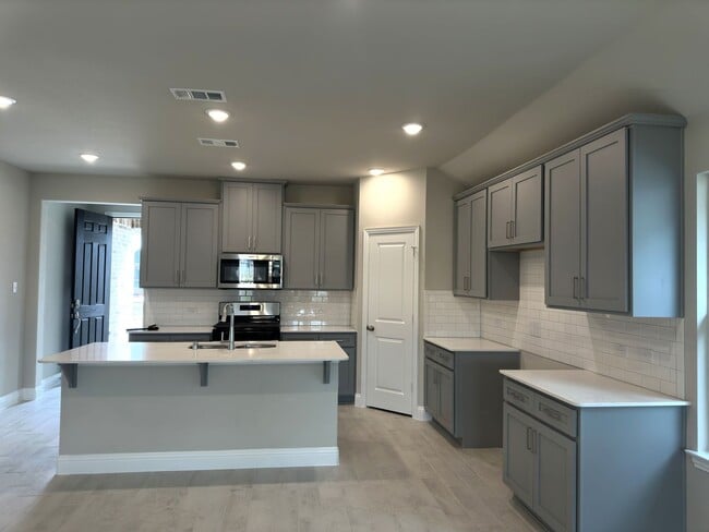 Building Photo - LAGOON Community, like new house.