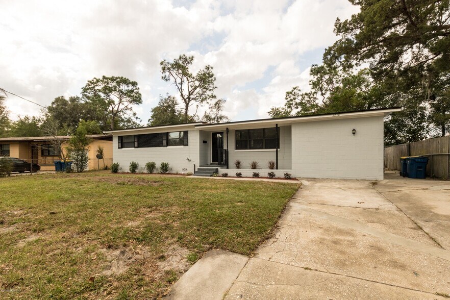 front of home - 3248 Shetland Rd W