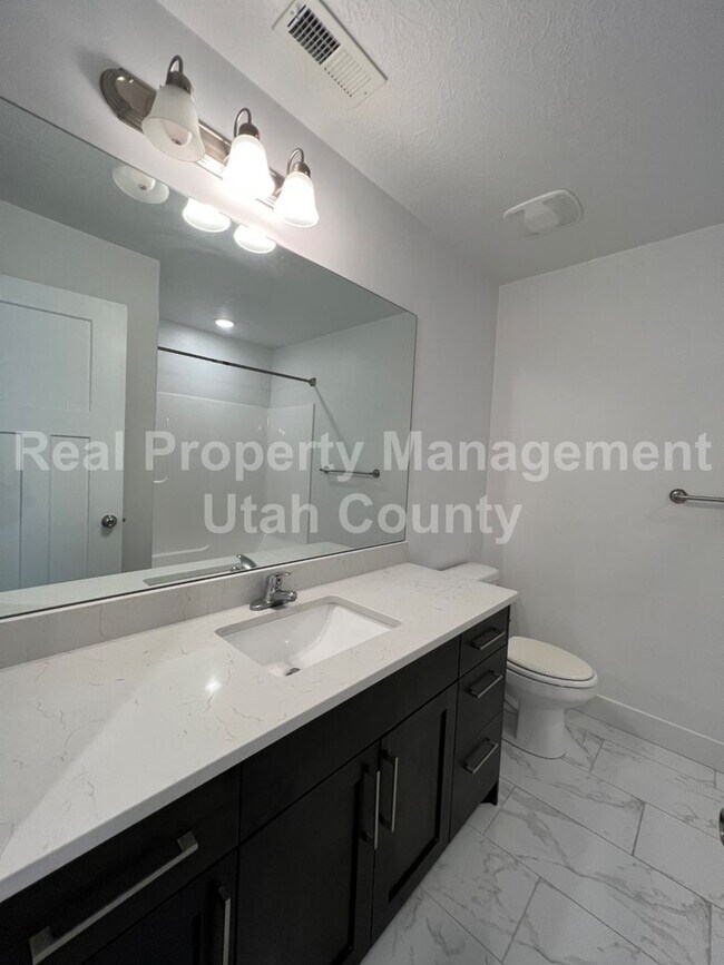 Building Photo - New Lower Price! Cute townhome in Highland