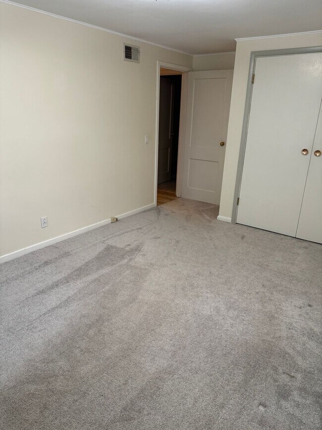 Building Photo - Charming 3-Bedroom Home