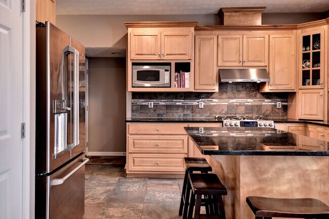 Building Photo - Spacious and Updated Yorktown Home