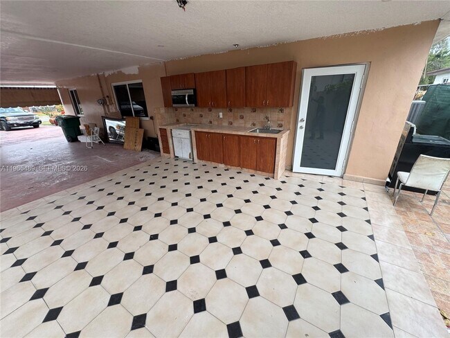 Building Photo - 344 SW 80th Ave