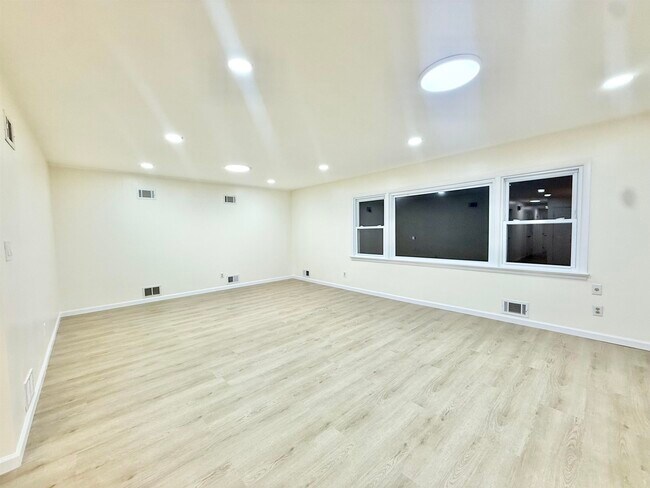 Building Photo - 588 Avenue A