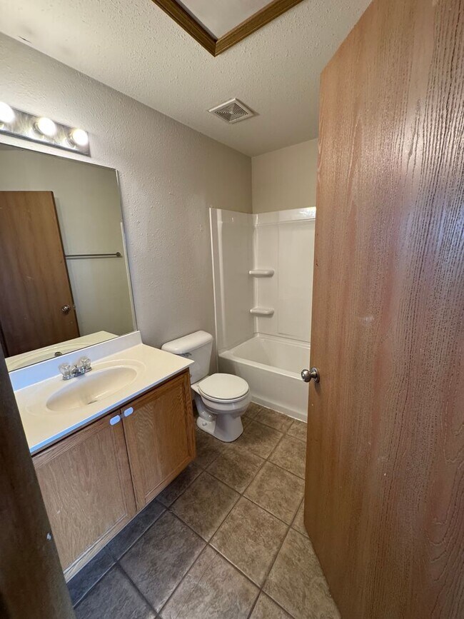 Building Photo - 5009-5011 Alpine Ridge Dr.