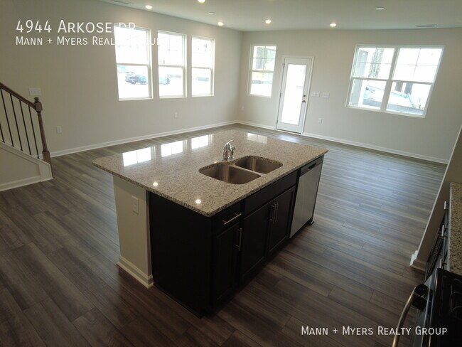Building Photo - 4944 Arkose Dr