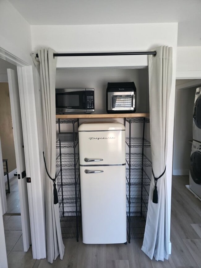 Building Photo - Furnished Bedroom rental with Bonus Kitchenette and office room