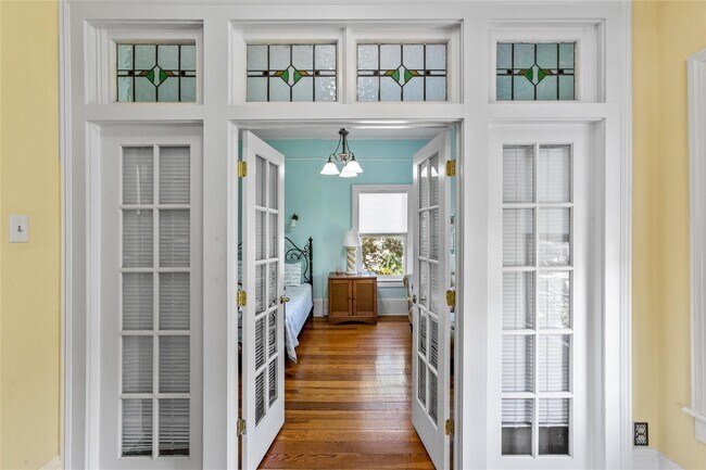 Building Photo - 2927 Bernardo De Galvez Ave