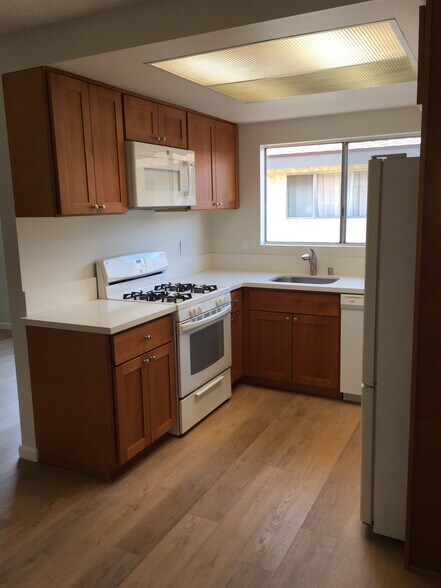 Built in kitchen with dishwasher and microwave - 31 N Valencia St