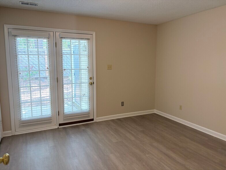 Building Photo - 33 Forest Green Dr