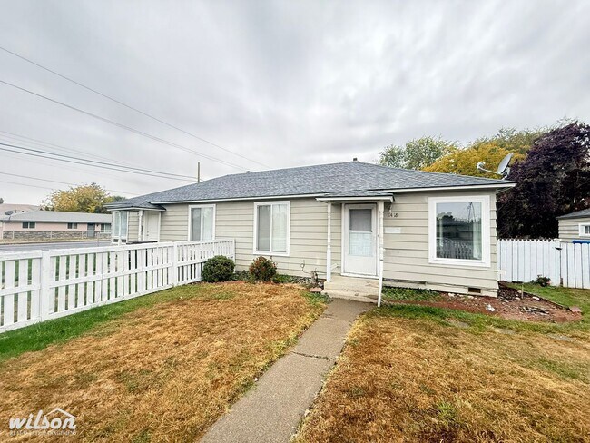 Building Photo - 1420-1420 Queen Ave