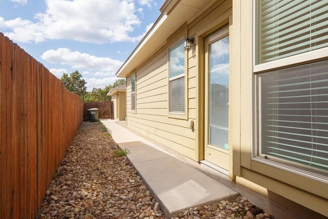 Building Photo - NOW 3 BEDROOM HOME LOCATED IN SAN MARCOS, TX!