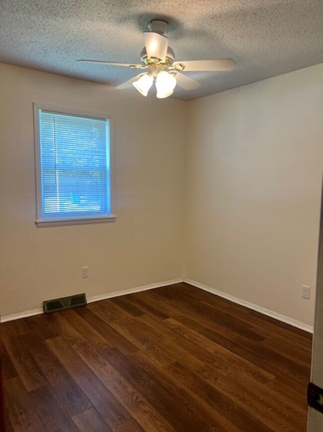 Building Photo - Updated 3 bedroom home near Bass Pro