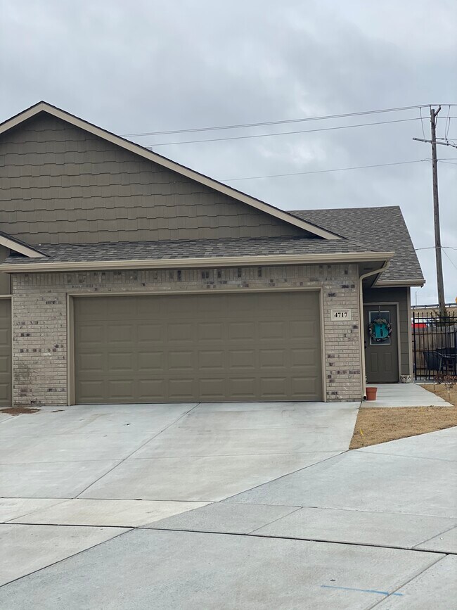 Building Photo - 4717 N Hillside Ct
