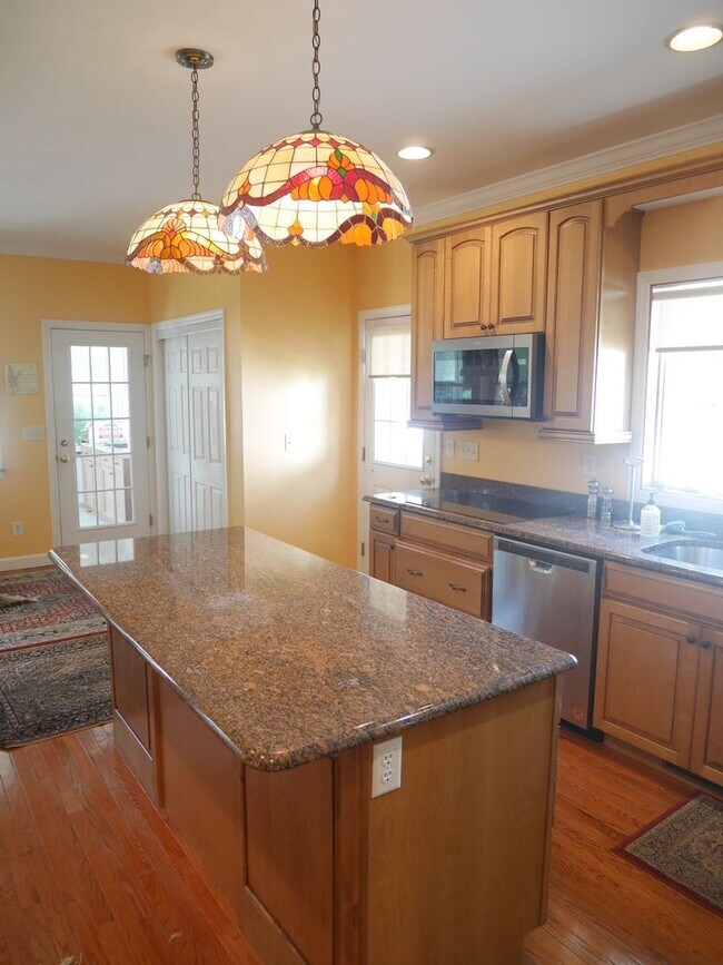 Building Photo - Elegant Coastal Home with Spacious Layout ...