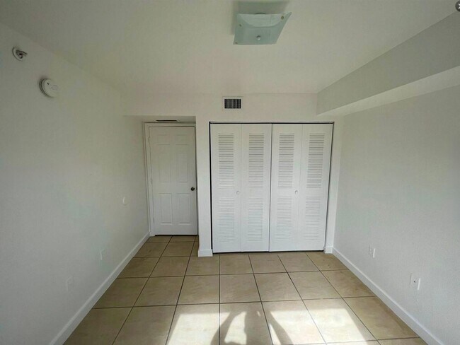 Building Photo - Beautiful 3-bedroom, 2-bath condo in Vista Trace