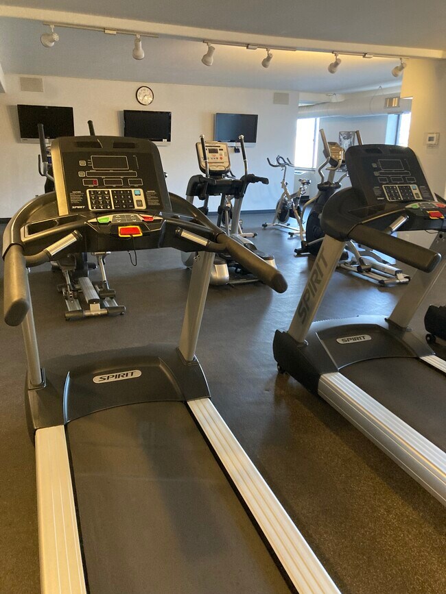 Building Photo - 700 E 8th St