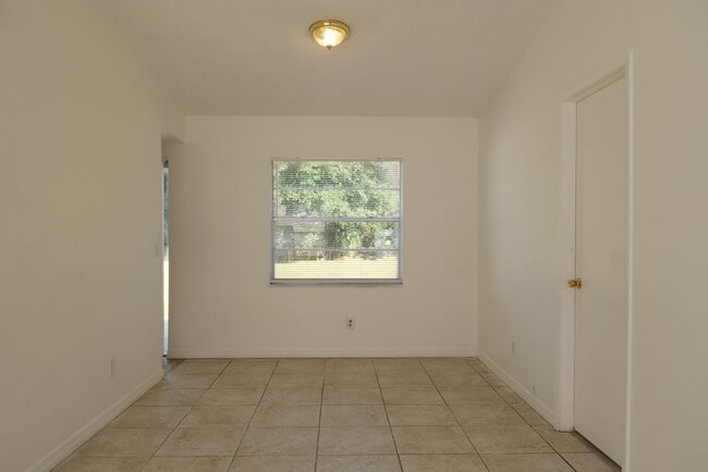 Building Photo - Spacious 4/2 home with 2 car garage Availa...
