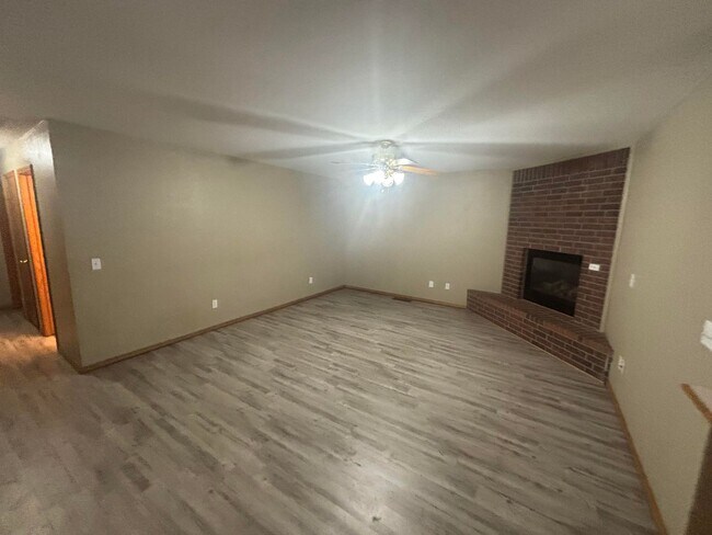 Building Photo - 522 E Rogers Dr