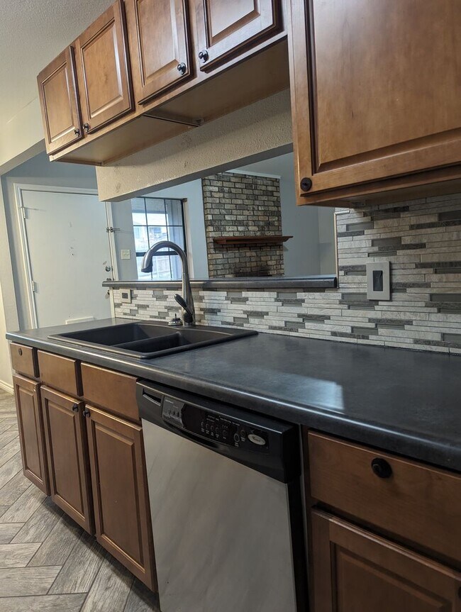 Building Photo - Modern Amenities & Ideal Location in Burle...