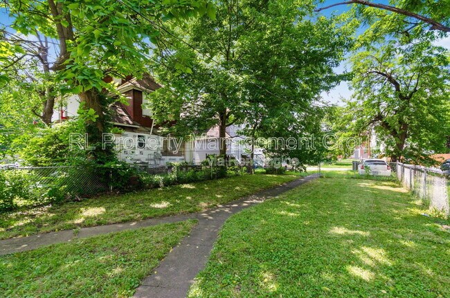 Building Photo - 483 S Champion Ave