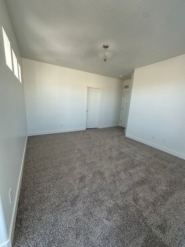 Building Photo - BRAND NEW CONDO