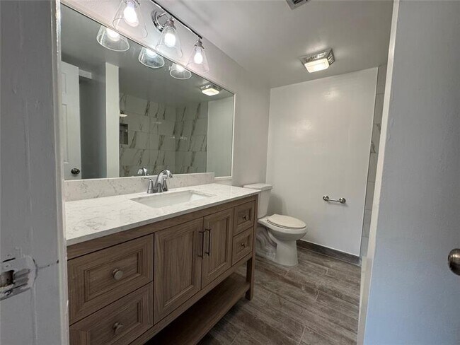 Building Photo - 606 Gardens Dr